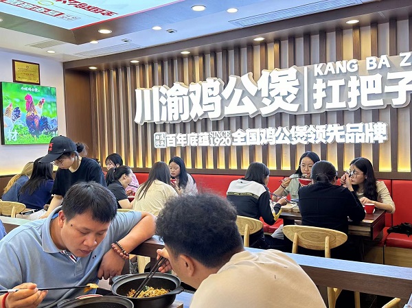 斗鸣鸡公煲革新启航，引领美食潮流新风向